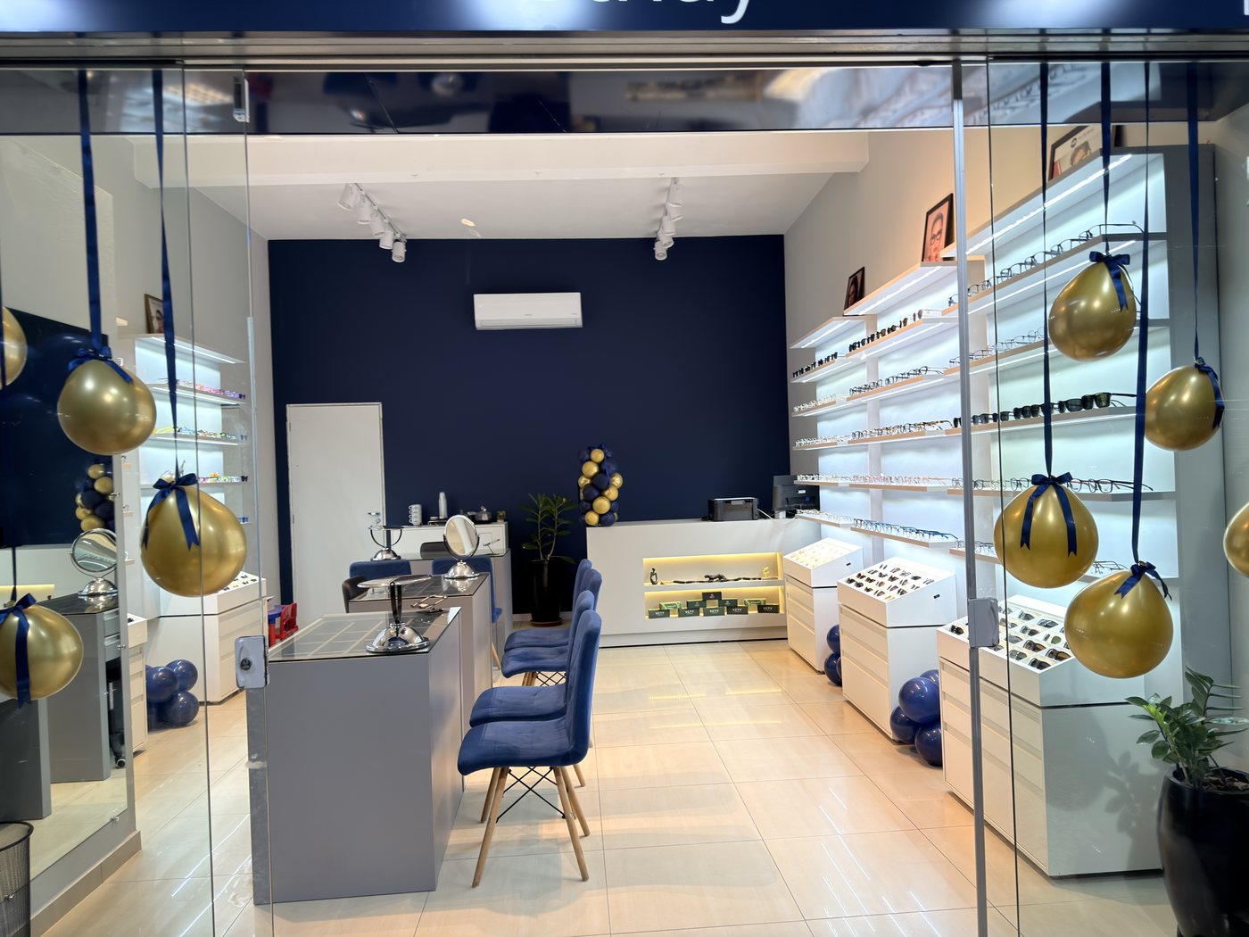 Vitrine da Ótica Visthay vista da rua