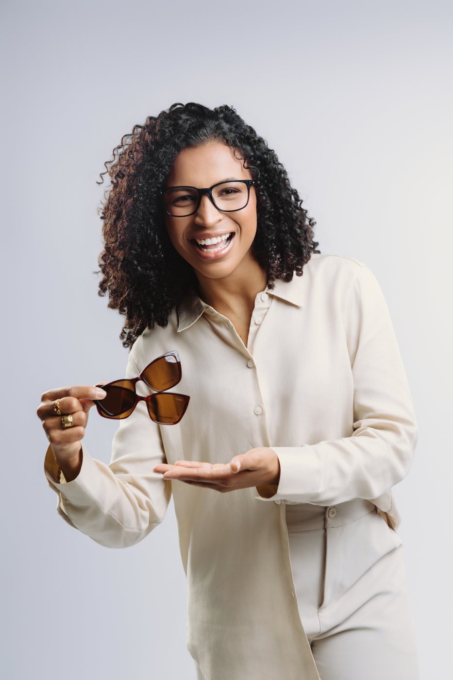 Consultora da Visthay mostrando um óculos clip-on com a lente solar encaixada